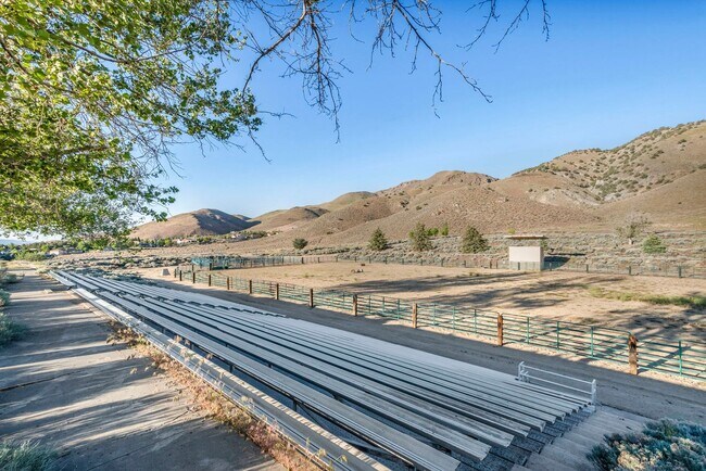 Building Photo - 2655 Parkway Dr