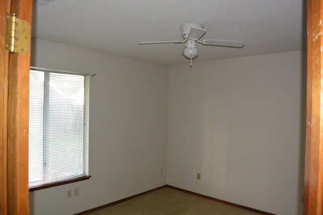 Building Photo - Desireable SW area