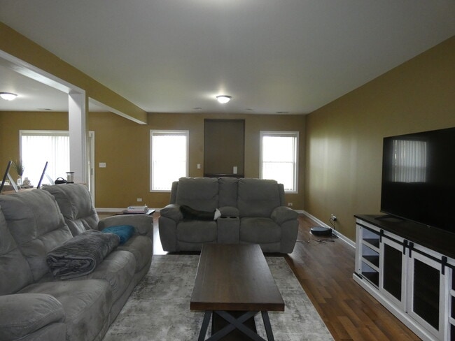 Building Photo - 653 N Edgemere Dr