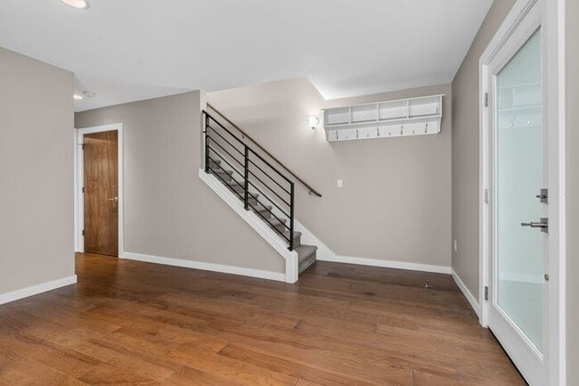 Building Photo - Trendy West Seattle Townhome w/Air Conditioning and Rooftop Deck