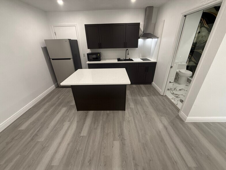 Building Photo - 2331 Glenridge Dr