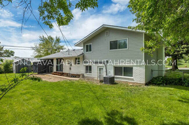 Building Photo - 786 E 350 N
