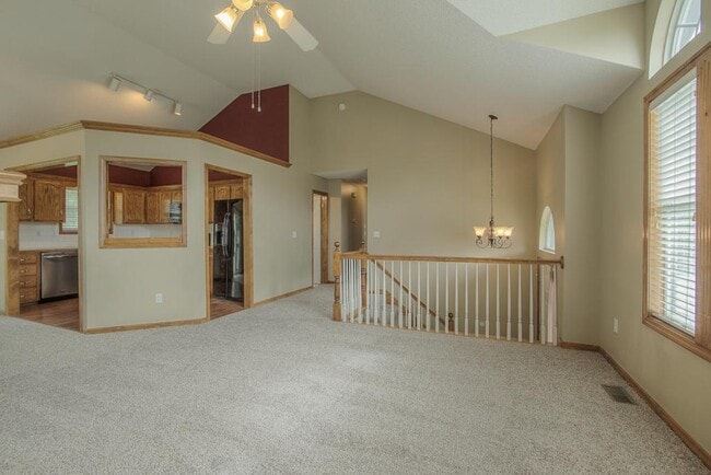 Building Photo - 612 NE Topaz Dr