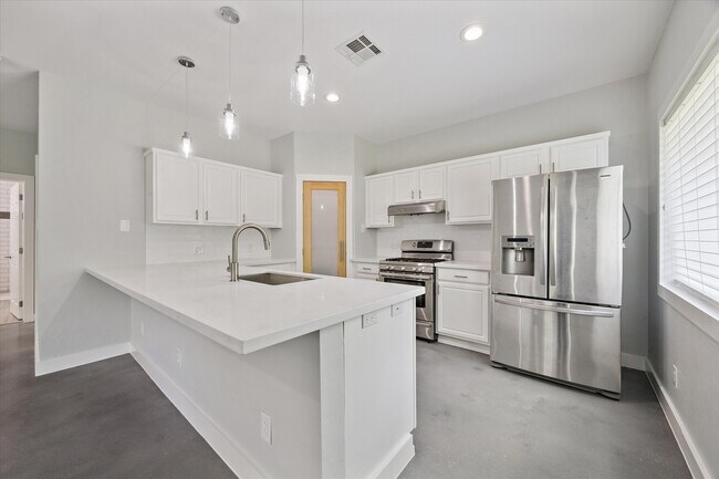 Building Photo - 1425 Oak Hollow Dr