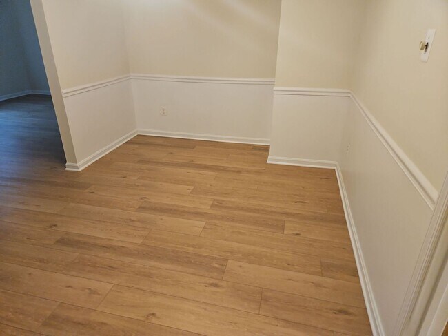 Building Photo - Location is Everything With This 3 Bed 3.5 Bath Townhouse in Hampton Court Community