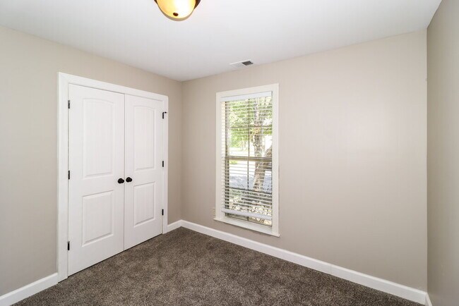 Building Photo - 6885 Lagrange Grove Dr