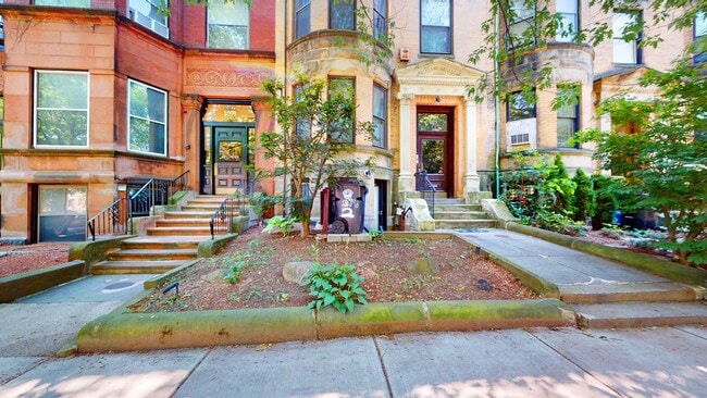 Building Photo - $2195 Brookline Studio on Beacon St - Heat and Hot Water Included