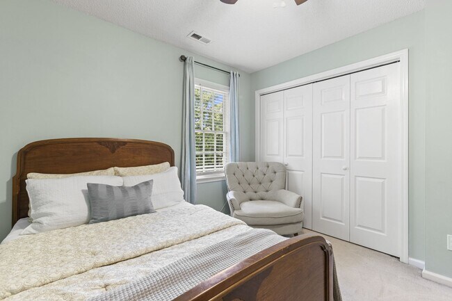 Building Photo - Inviting Jacksonville Home Near Shopping, Dining & Everyday Conveniences