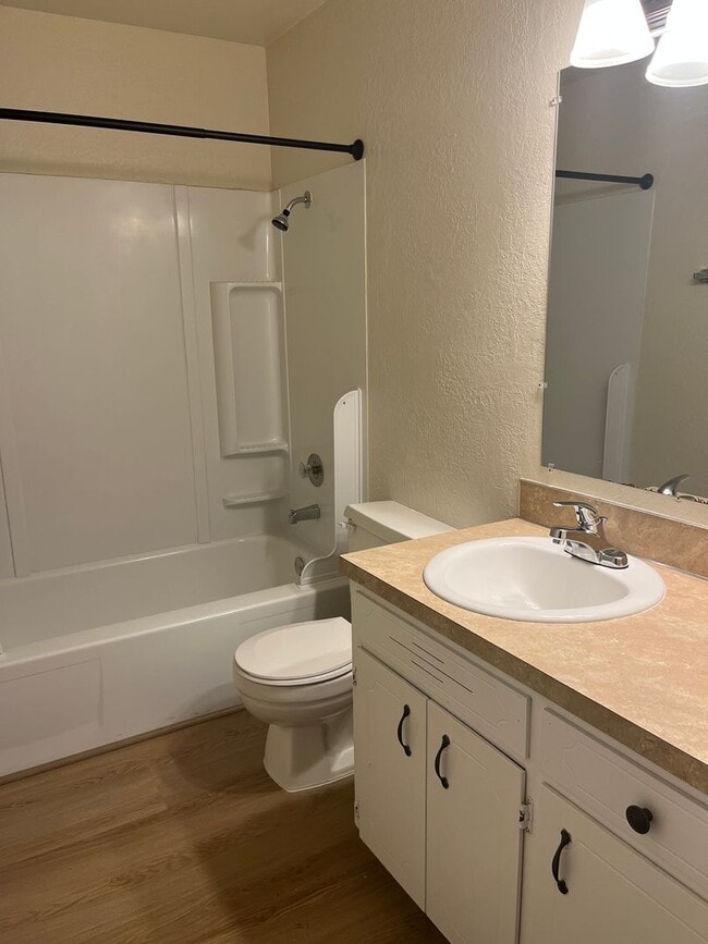 Building Photo - 2 Bed, 1 Bath Upstairs - Updated Flooring