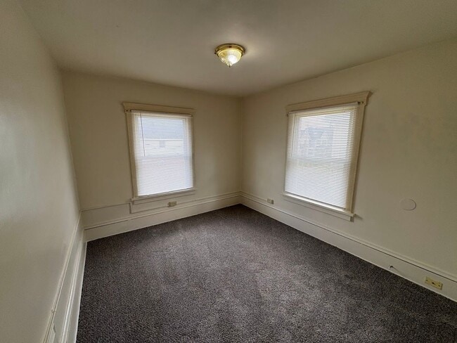 Building Photo - Three bedroom one bathroom home for rent