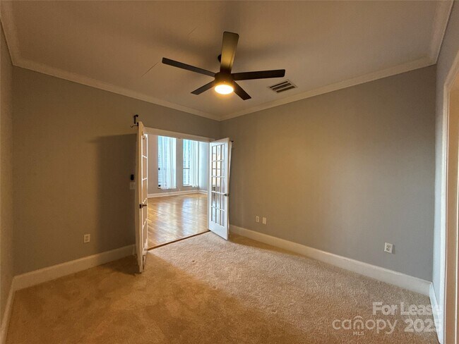 Building Photo - 127 N Tryon St