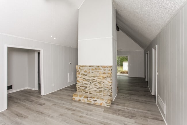 Building Photo - 101 Serpentine Rd