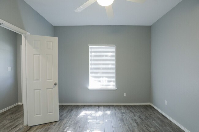 Building Photo - Inviting 4/BR 2/BA Home with Open Layout and Natural Light