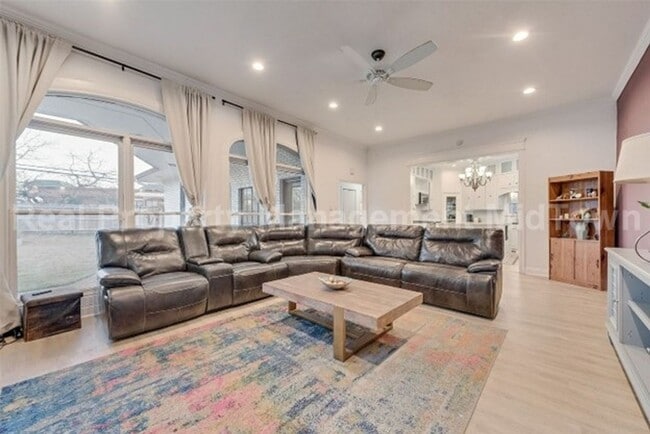 Building Photo - Stunning 4-Bedroom Retreat with Designer T...