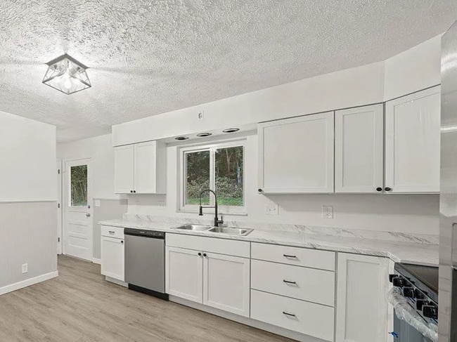 Building Photo - Section 8 APPROVED 3-bedroom