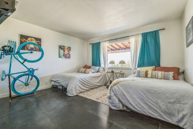 Building Photo - 3 Bedroom 1.5 Bath Modern Farmhouse near JT National Park * MOVE IN SPECIAL*