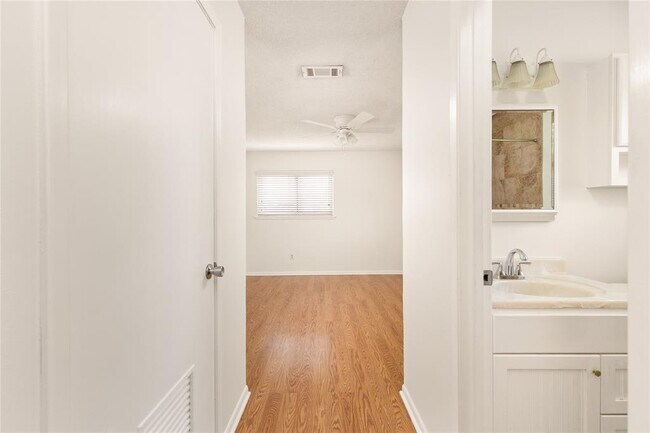 Building Photo - 5803 Eureka Dr