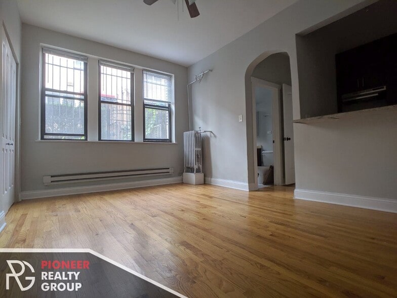 Building Photo - 4616 N Paulina St