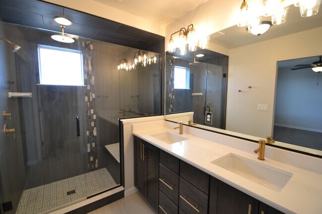 Building Photo - 2 Bedroom Home with VIEWS of the Mountains