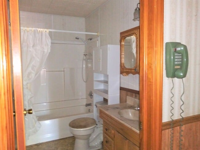 Building Photo - Charming 3 Bedroom Home on a Quiet Street!