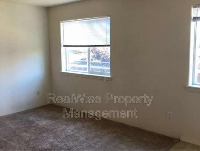 Building Photo - 1984 Sky Park Dr