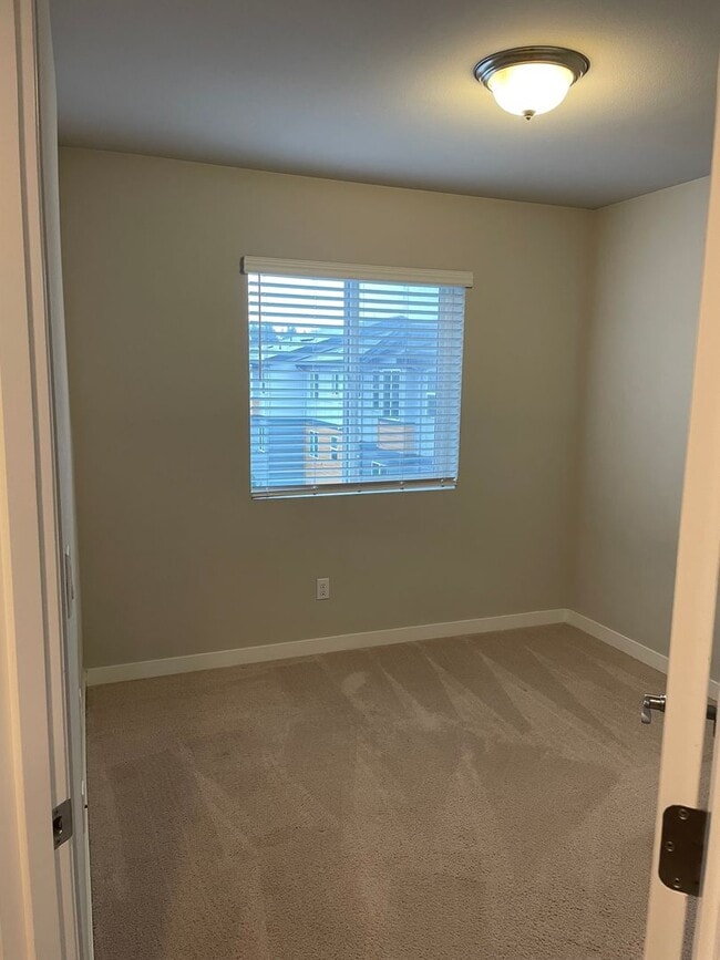 Building Photo - Stunning 3 bedroom 2.5 bathroom Townhome in Bothell!