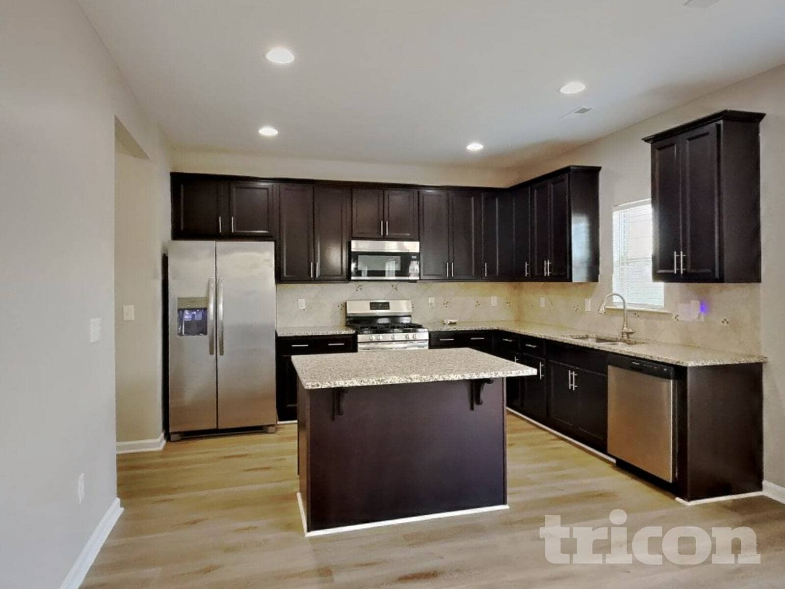 Building Photo - 978 Lakemont Dr