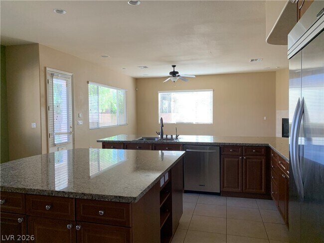Building Photo - 10660 Lago Cantini St