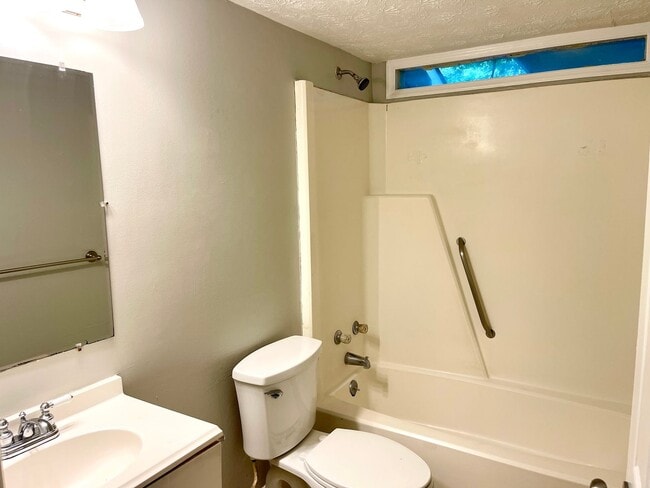 Building Photo - Welcome to the Charming 4 Bedroom/3 Bath w...