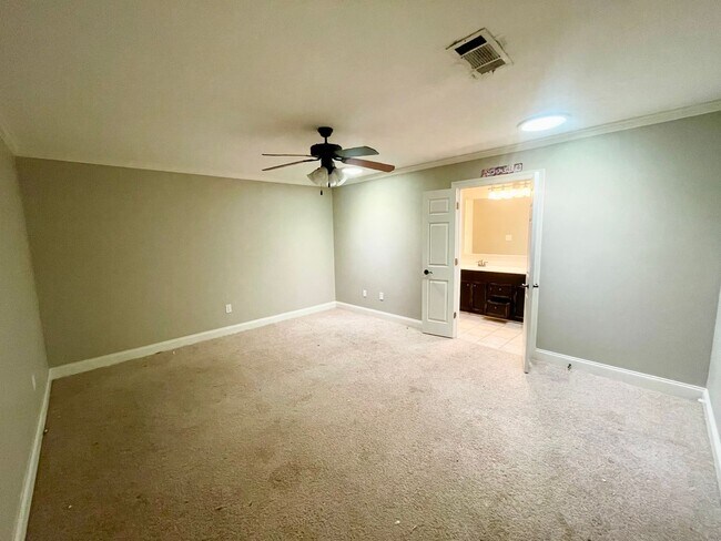 Building Photo - 204 Bay Park Dr