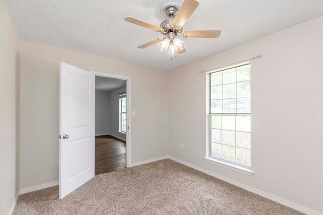 Building Photo - AVAILABLE IN OCTOBER! 2 beds 1 bath