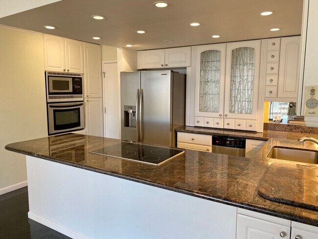 Primary Photo - Renovated 1BR/1BA in Waikiki – Steps from ...