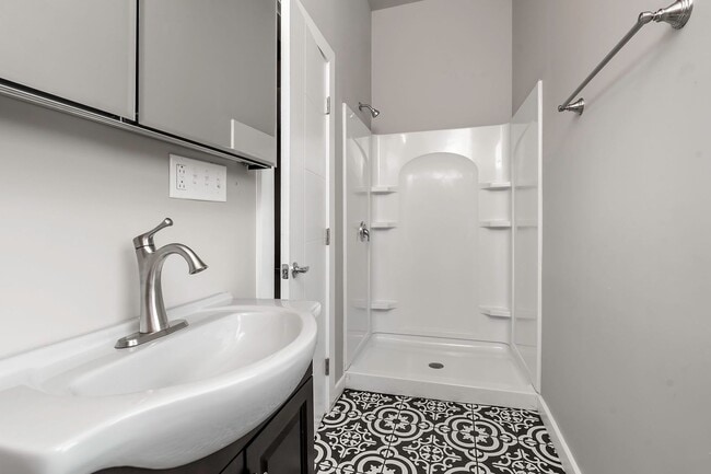 Building Photo - Remodeled 5 bedroom/2 bathroom in South Side