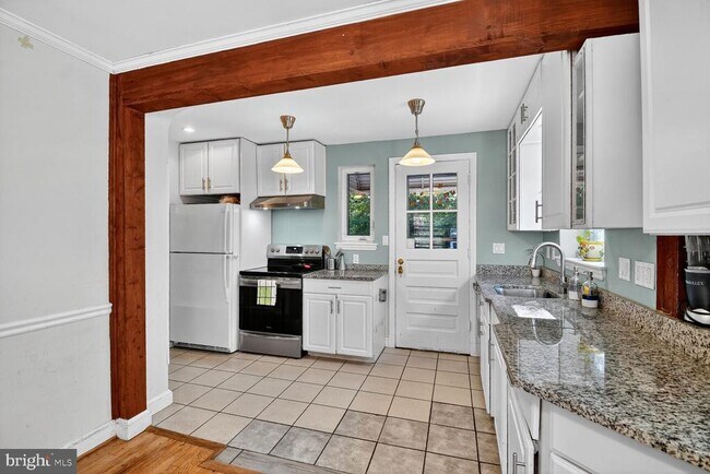 Building Photo - 10021 Tenbrook Dr