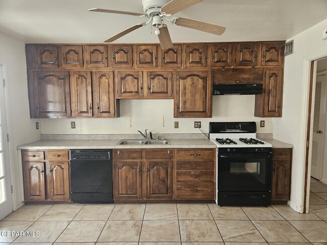 Building Photo - 3411 Garnet Dr