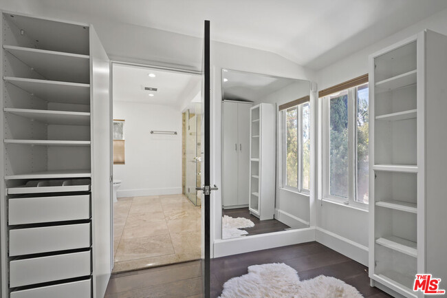 Building Photo - 16544 Park Ln Dr