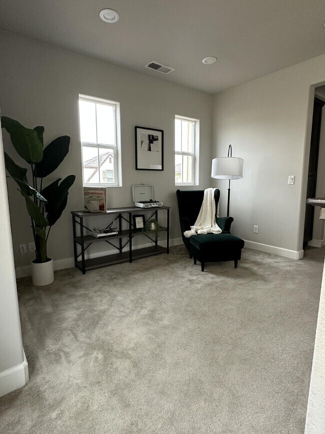 Building Photo - Gorgeous like new 4 bedroom 3 bath home located in Promontory