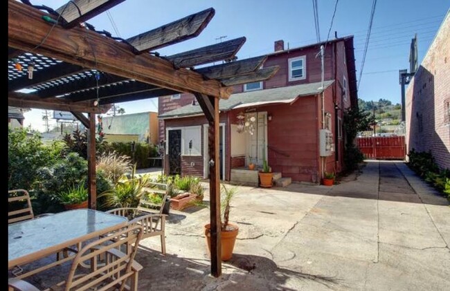 back of house showing laundry area - 4510 N Figueroa St