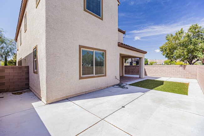 Building Photo - Beautiful Home in a Gated Community