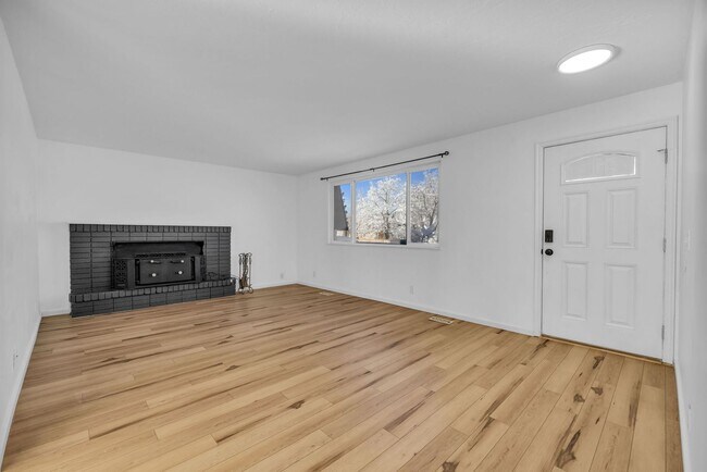 Building Photo - 5 Bedroom 3 Bathroom Home in Sandy!