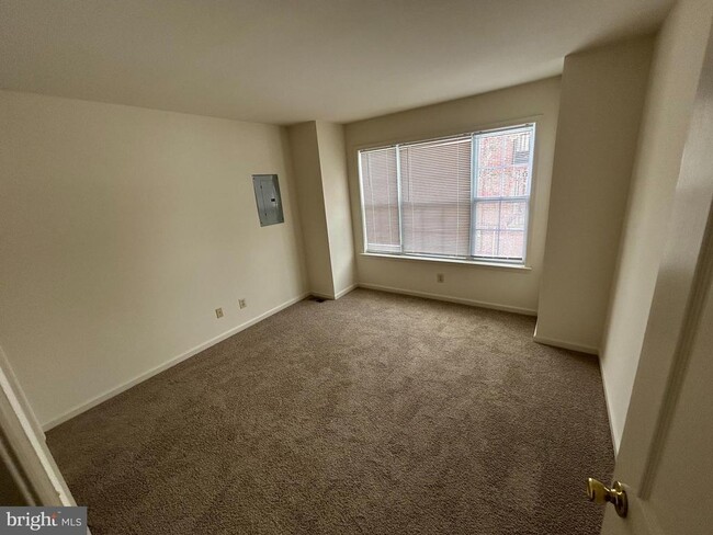 Building Photo - 420 W 8th St