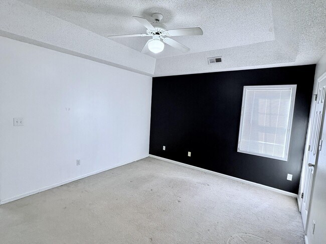 Building Photo - 418 Eucalyptus Ln