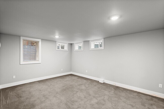 Building Photo - 5535 SE 57th Ave