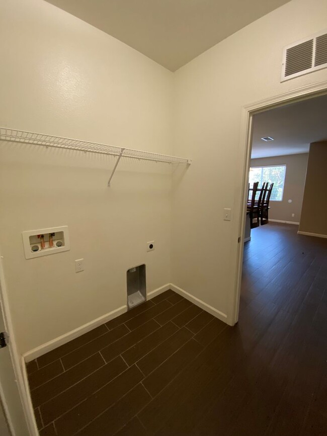 Building Photo - NW Visalia Home Available now, October SPE...