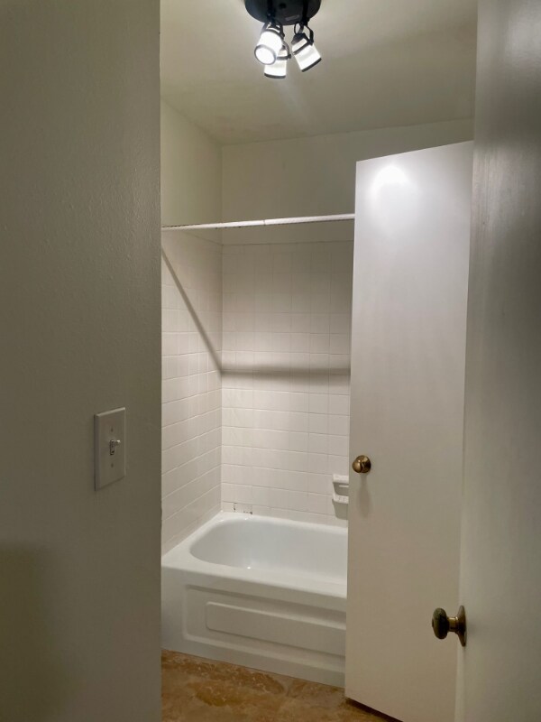 Building Photo - 3500 Rolling Green Dr