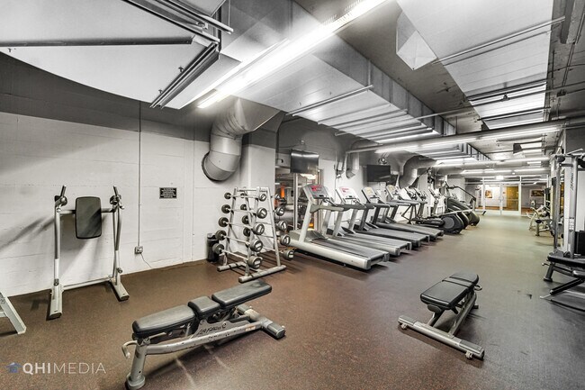 Building Photo - 565 W Quincy St