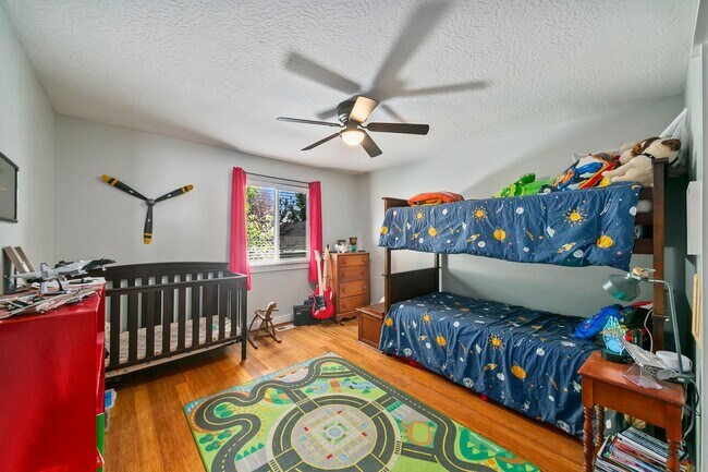 Building Photo - 5 Bedroom Home in Red Feather Estates - Me...