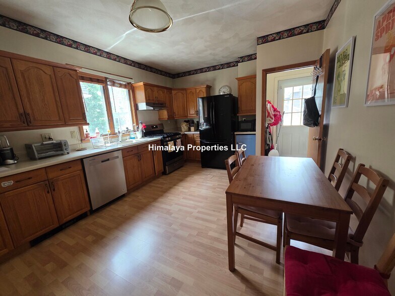 Building Photo - 82 Bromfield Rd