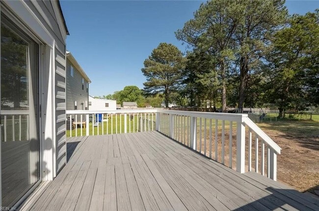 Building Photo - 4865 Hampshire Ave