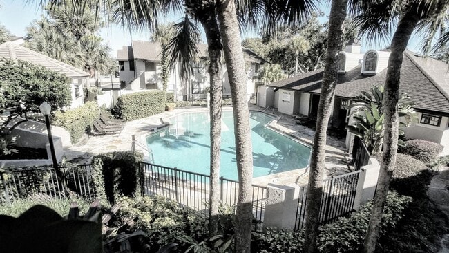 Building Photo - Beautiful Remodeled Winter Park 2/2 Condo for Rent in Front of Full Sail.
